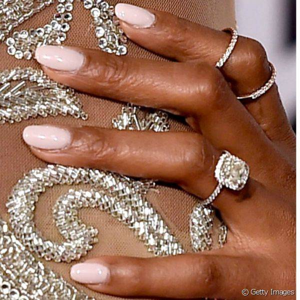 Kelly Rowland também apostou no esmalte branquinho para decorar suas unhas